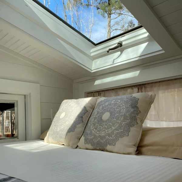 Странненько, но со вкусом: полюбуйтесь на дом-прицеп в виде маленькой пожарной части