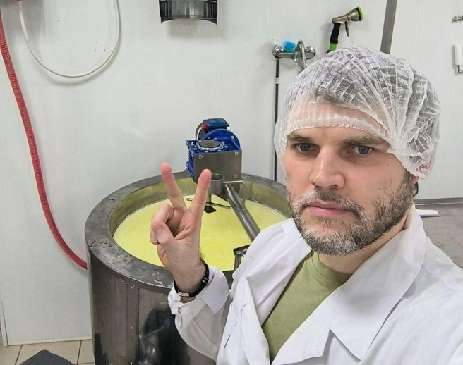 Данил быстро освоил технологию варки сыра, а вот на оформление документов потребовалось больше времени и сил | Источник: Данил Девятов