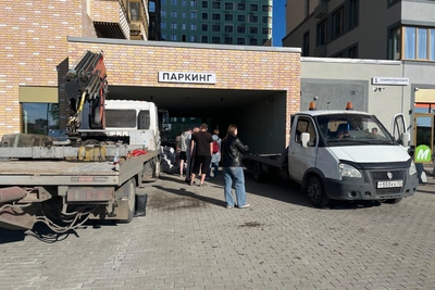 Из затопленного паркинга ЖК «Корней» достают автомобили