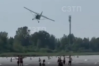 Пилоту, летавшему над пляжем, запретили управлять самолетом