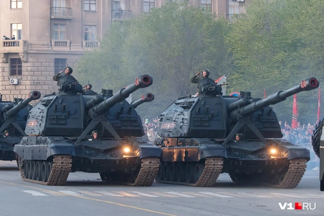 Мощные гусеницы боевых машин в этом году лишь поцарапали асфальт на площади | Источник: Алексей Волхонский