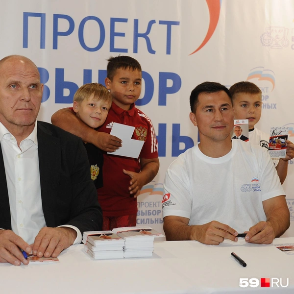 Дети подходили фотографироваться не только поодиночке, но и компаниями | Источник: Ирина Тропина / 59.RU