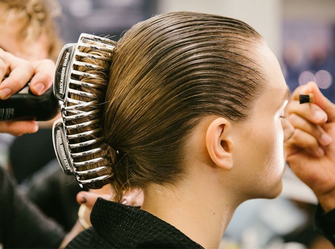 Фото №3 - Заколки, ободки и резинки: самые модные украшения для волос нового сезона