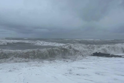 Шторм подмыл пути в Абхазии