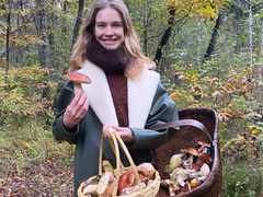 Русская душою: Наталья Водянова отдыхает, собирая в лесу грибы