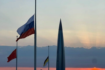 Небо над Петербургом окрасилось в цвета триколора