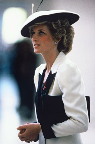 1985Диана в наряде от Catherine Walker и шляпе от Frederick Fox в Национальной галерее искусства в Вашингтоне во время официального визита в США, 10 ноября 1985 года.