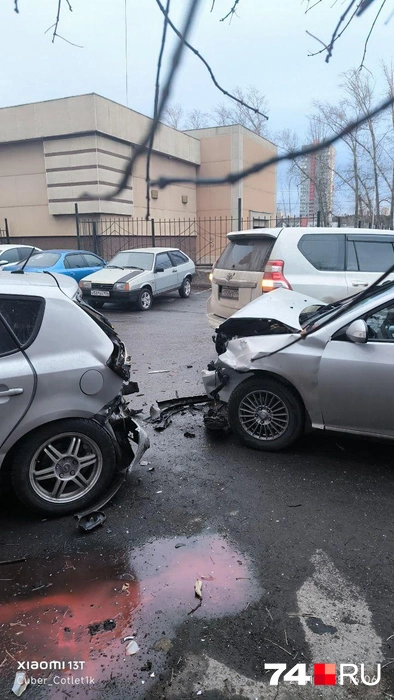На место уже приехали первые аварийные комиссары | Источник: читатель 74.RU