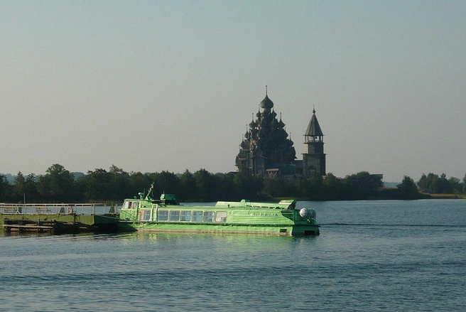 Зелёная «Заря» в Карелии | Источник: AleAlexander / Wikimedia.com