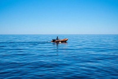 Рыбака на лодке едва не унесло в море на Сахалине