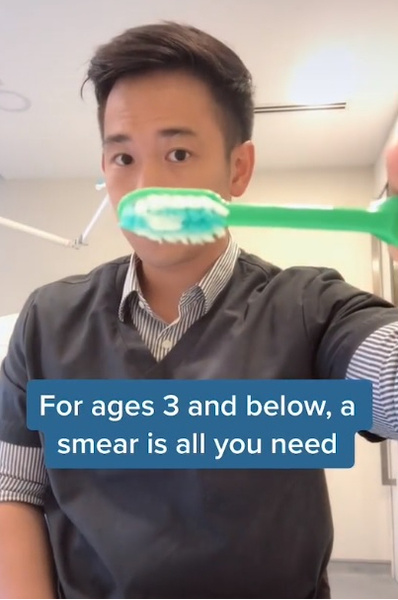 Дантист показывает, сколько на самом деле надо выдавливать зубной пасты на щетку (видео)