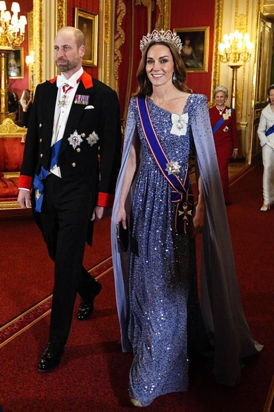 В сверкающем платье и тиаре из 2600 бриллиантов: Кейт Миддлтон и принц Уильям на банкете в Виндзоре | Источник: Соцсети