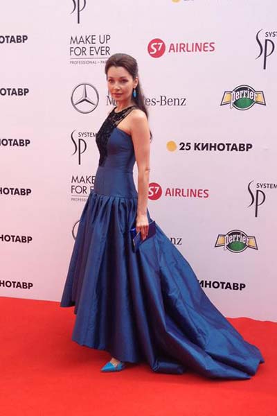 Наталия Антонова выбрала синее платье в пол
