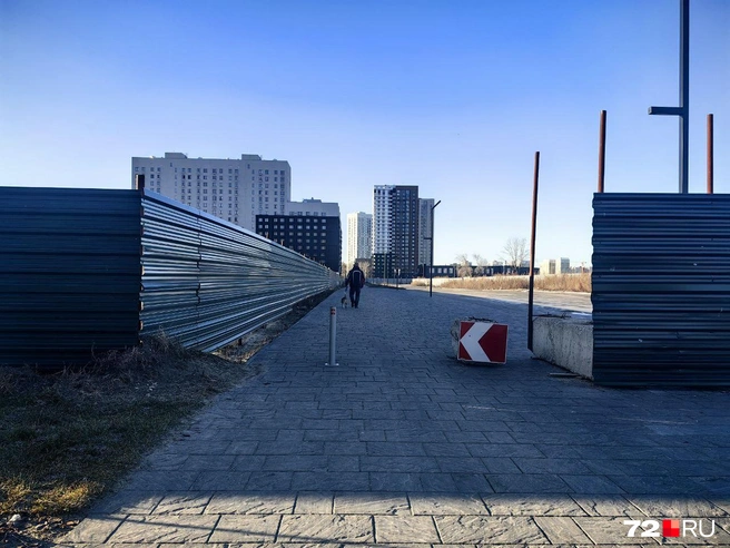 Или немного в другой части района&nbsp;— тоже заборы | Источник: Павел Красоткин / 72.RU