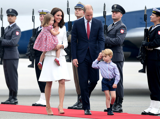 Принцесса Шарлотта и принц Джордж: первые фото из Польши
