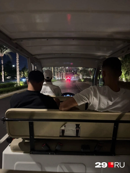 А вот такие бесплатные шаттлы курсируют по всему Марасси, их можно поймать на автобусных остановках | Источник: Валерия Богатырёва / 29.RU