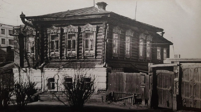 Дом с резным декором на ул. Кравченко в 1978 году | Источник: Комитет по делам архивов Курганской области / Vk.com