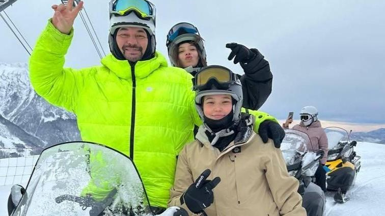 «Мы хотим, чтобы они были интересными людьми»: Сергей Жуков поделился советами по воспитанию детей — у него их четверо
