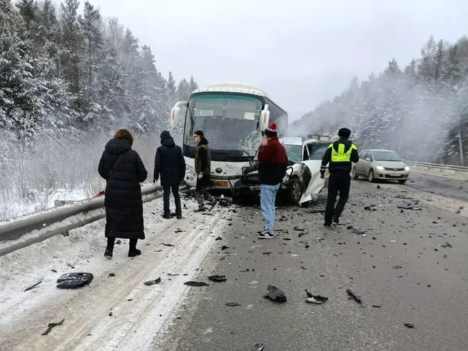 Пассажиров эвакуировали из автобуса, на месте происшествия работают сотрудники ГИБДД. | Источник: «Город Реж. Новости. Происшествия. Сплети. Ближайшие районы» / T.me