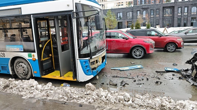 Попавший в ДТП троллейбус, согласно заявлениям мэрии, получил значительные повреждения | Источник: читатель НГС