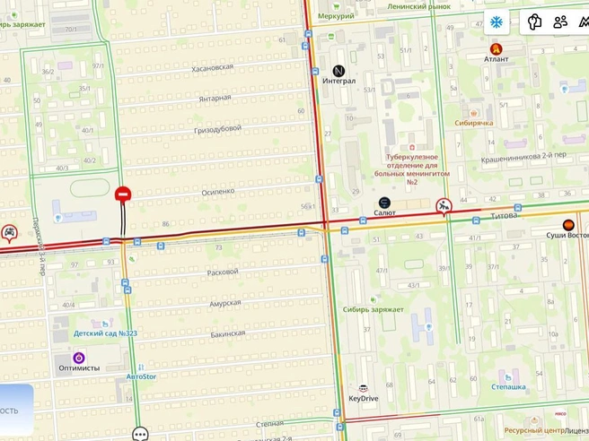 Поверхность дороги приобрела бордовый оттенок. | Источник: 2ГИС