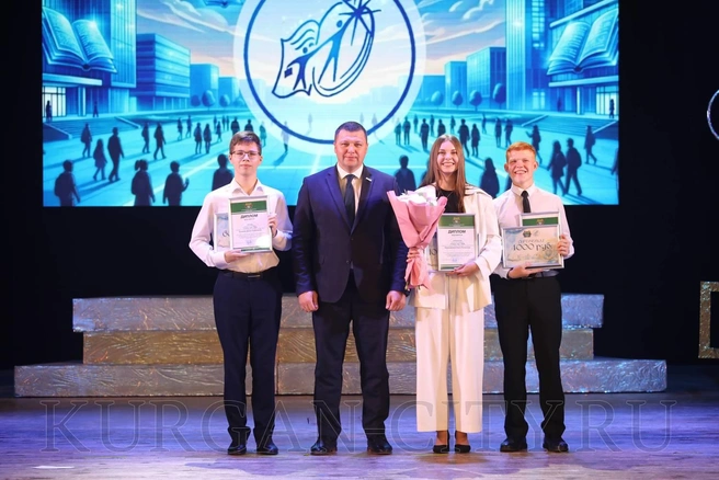 Победители конкурса «Ученик года — 2026» и глава города Кургана Антон Науменко | Источник: пресс-служба администрации города Кургана