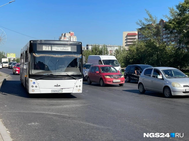 В салоне было просторно, но пришлось стоять в пробках | Источник: Дмитрий Мамаев / NGS24.RU