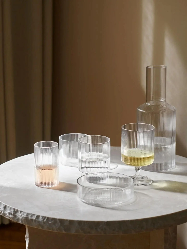 Шопинг: посуда и предметы декора из рифленого стекла | Источник: Ferm Living