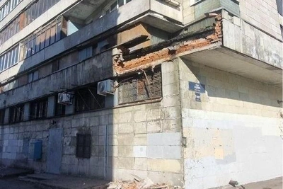 Кирпичи обрушились с фасада дома на улице Седова