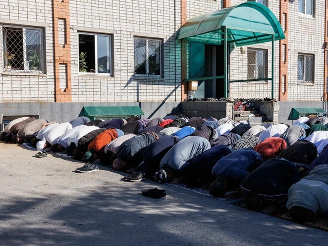 Правоверные собрались на всеобщий утренний намаз | Источник: Алексей Волхонский / V1.RU