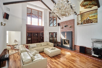 В Тюмени продают трехэтажный коттедж за 64 млн