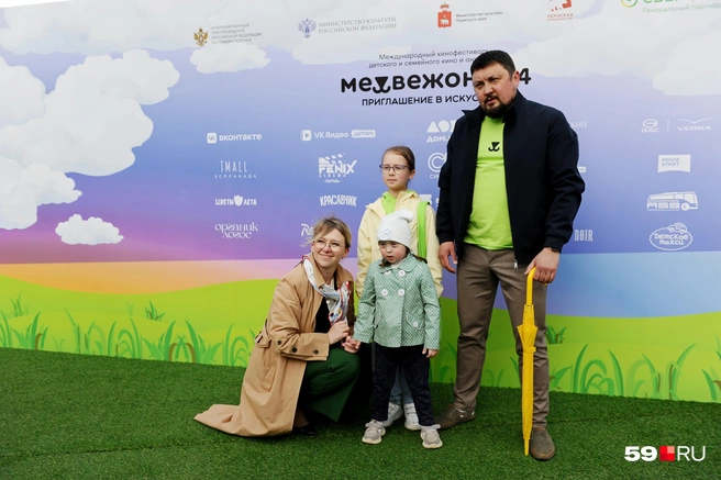 Министр Алла Платонова с мужем Дмитрием и дочерьми  | Источник: Ирина Тропина / 59.RU