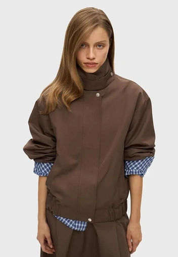 Единственный тренд, который мы забираем в новый сезон&nbsp;&mdash; воротник-стойка: 12 лучших моделей