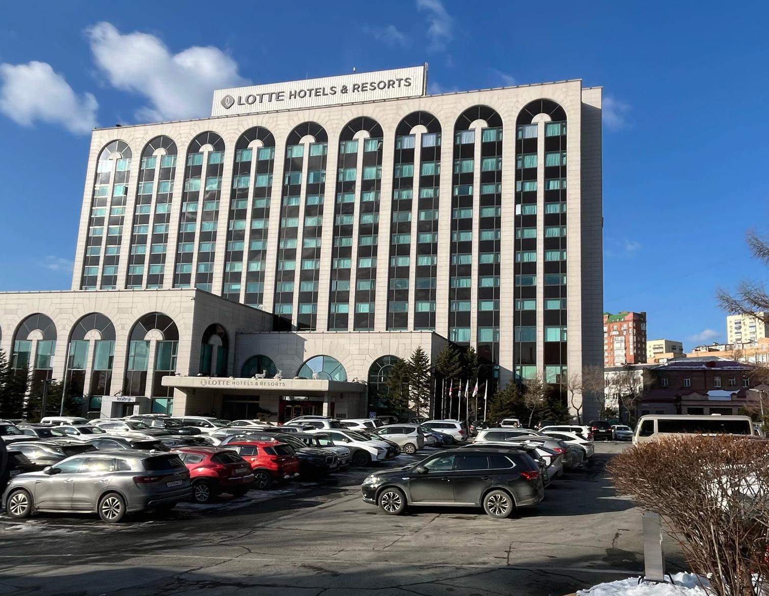 В 1996 году знаменитый отель только строился и еще назывался Hyundai, а спустя 11 лет здание купило Lotte | Источник: Елена Буйвол / VLADIVOSTOK1.RU