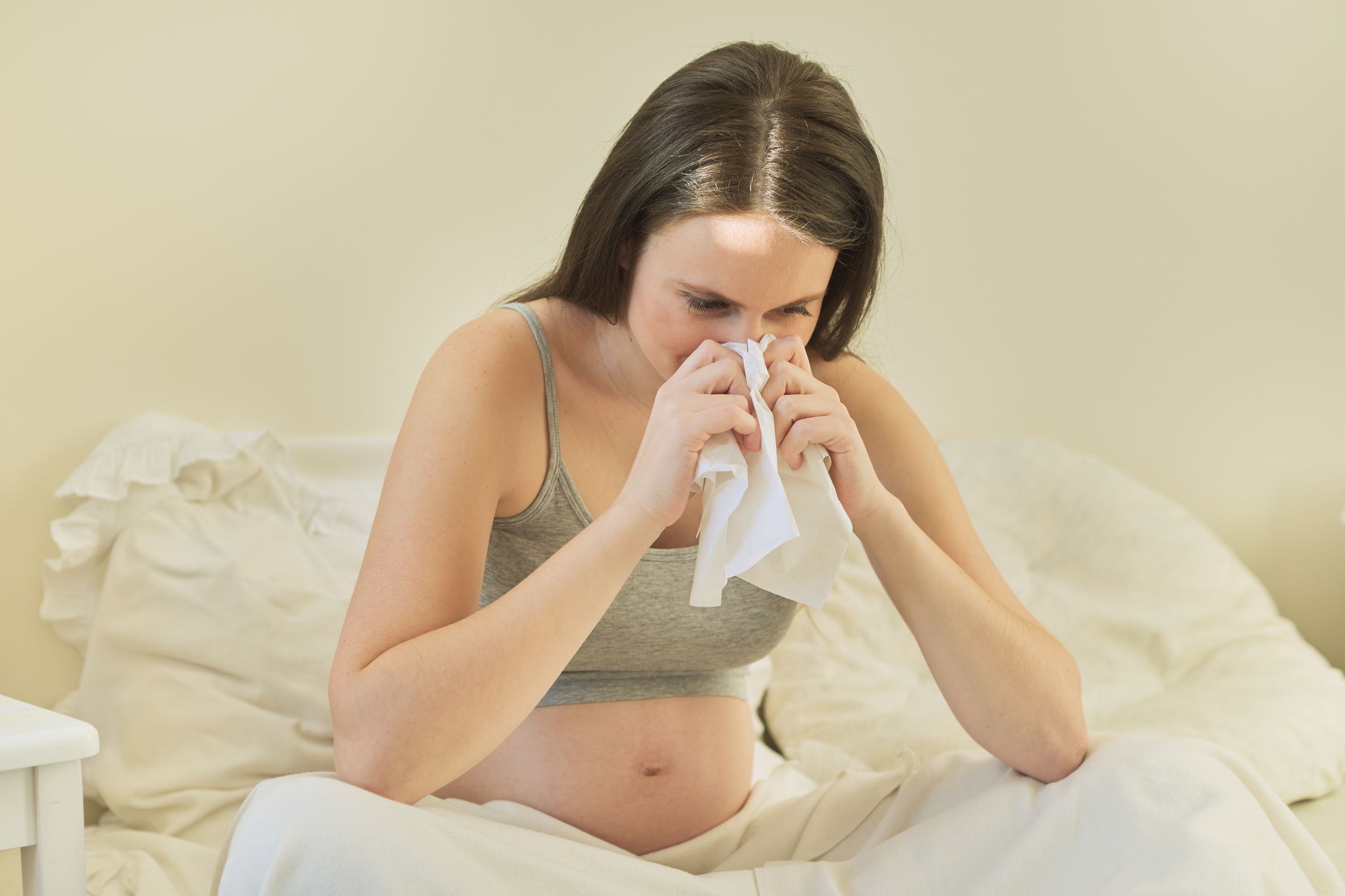 Насморк у беременных. Беременность и чихание. Заложенность носа при беременности. Аллергический кашель при беременности.