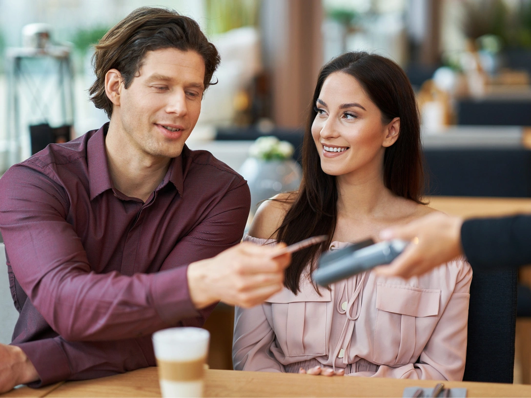 Финансовый этикет на первом свидании: кто все-таки платит и за что? | marieclaire.ru