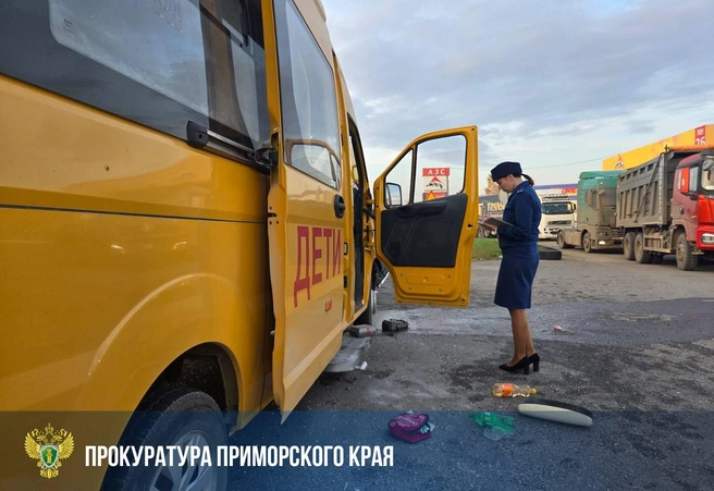 Повсюду стекло и разбросанные школьные вещи | Источник: Прокуратура Приморского края / Telegram