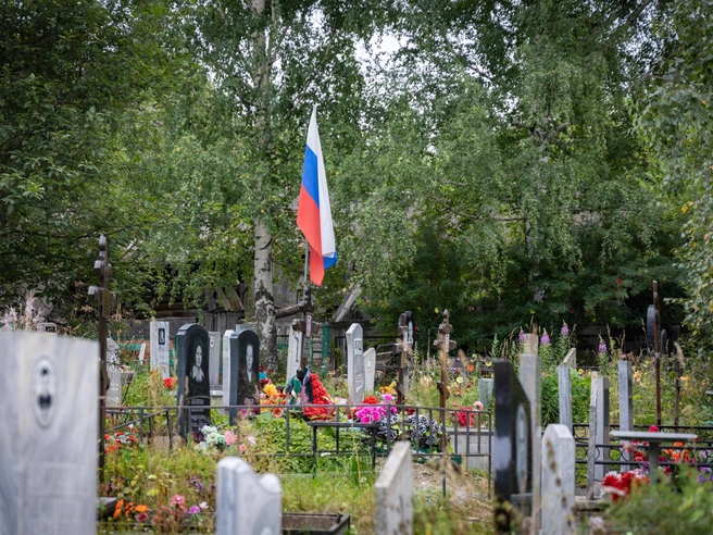 На екатеринбургских кладбищах задерживают людей, фотографирующих захоронения военных | Источник: Владислав Лоншаков / E1.RU