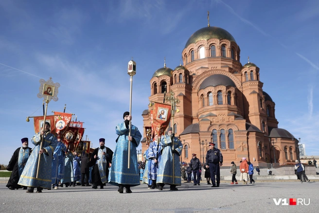 Шествие сопровождала полиция, зорко следящая за безопасностью. Движение в городе не перекрывали, но на улицах дежурили сотрудники ДПС, а регулировщики контролировали движение транспорта | Источник: Алексей Волхонский / V1.RU