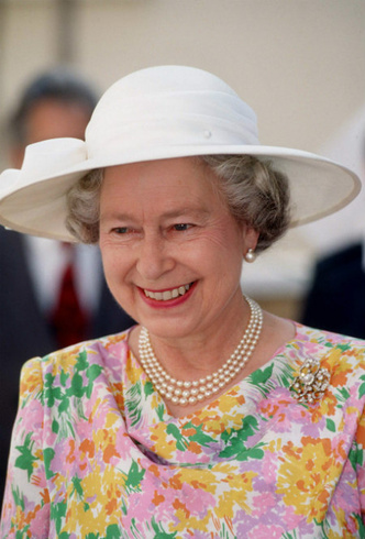 Первый Zoom Елизаветы: что Королева хотела сказать своим нарядом (и кому)