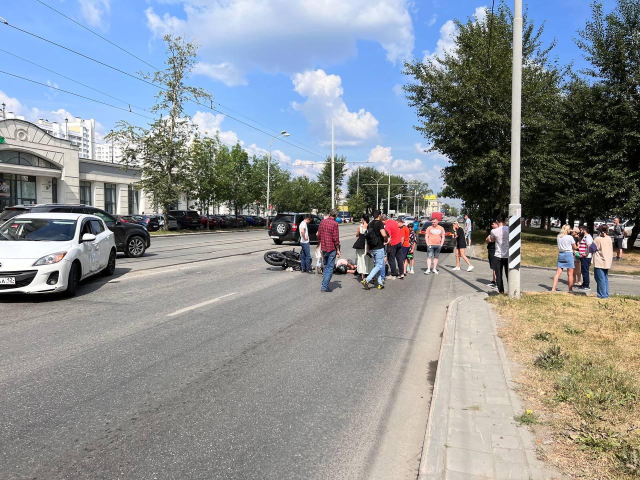 В центре Екатеринбурга Mazda сбила байкера 8 августа 2022 г. - 8 августа  2022 - Е1.ру