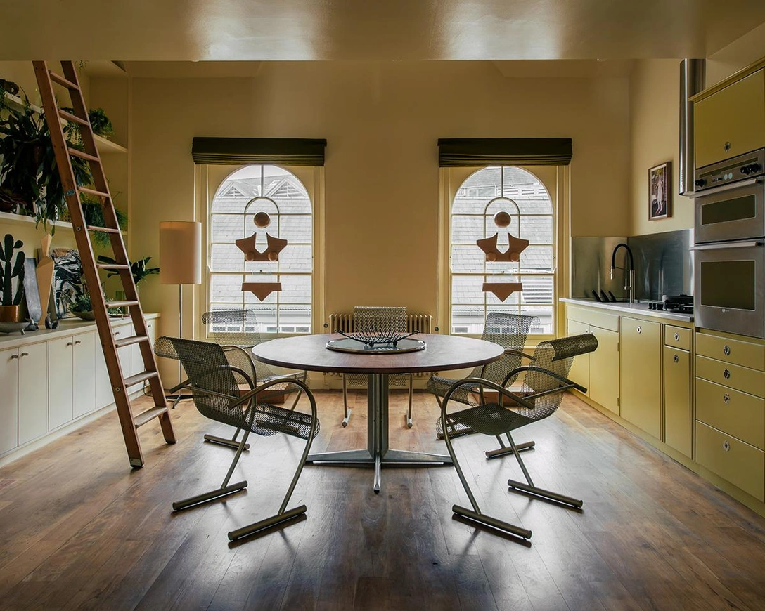 Небольшая квартира в Лондоне с мебелью 1970-х годов | Источник: Женевьева Люткин