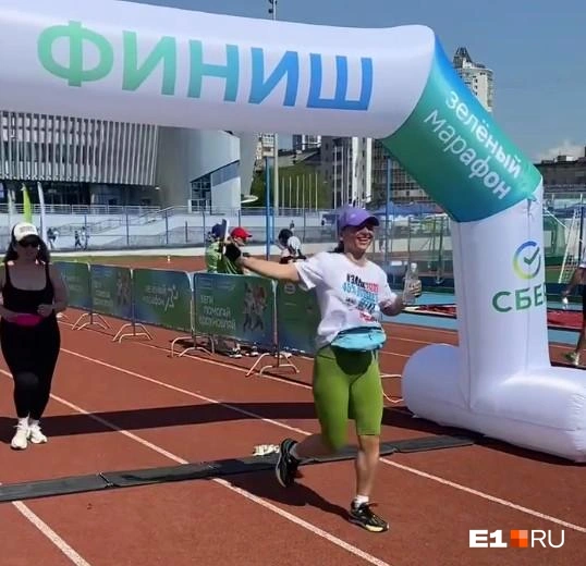 Воду раздавали на всей дистанции | Источник: Ирина Порозова / E1.RU