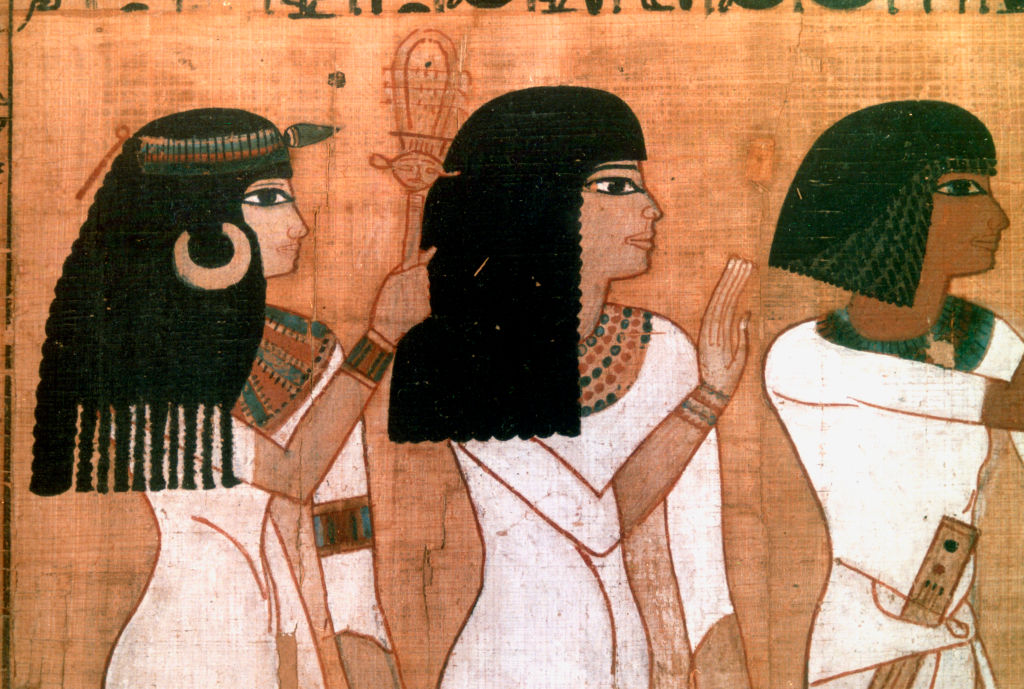 Древний Египет Анубис играет с горячей черной крошкой в ​​храме