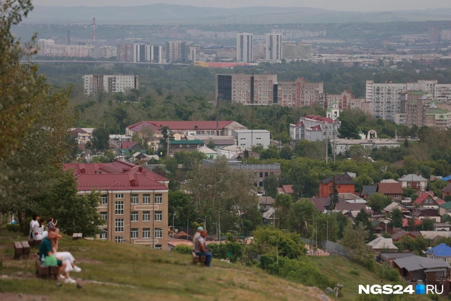 И даже в такое время любуются городом  | Источник: Мария Ленц / NGS24.RU 