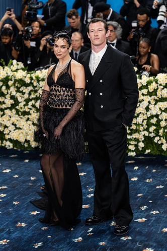 Почему все снова влюблены в парные луки&nbsp;&mdash; и у каких звезд дабл-дрессинг получается лучше всего?