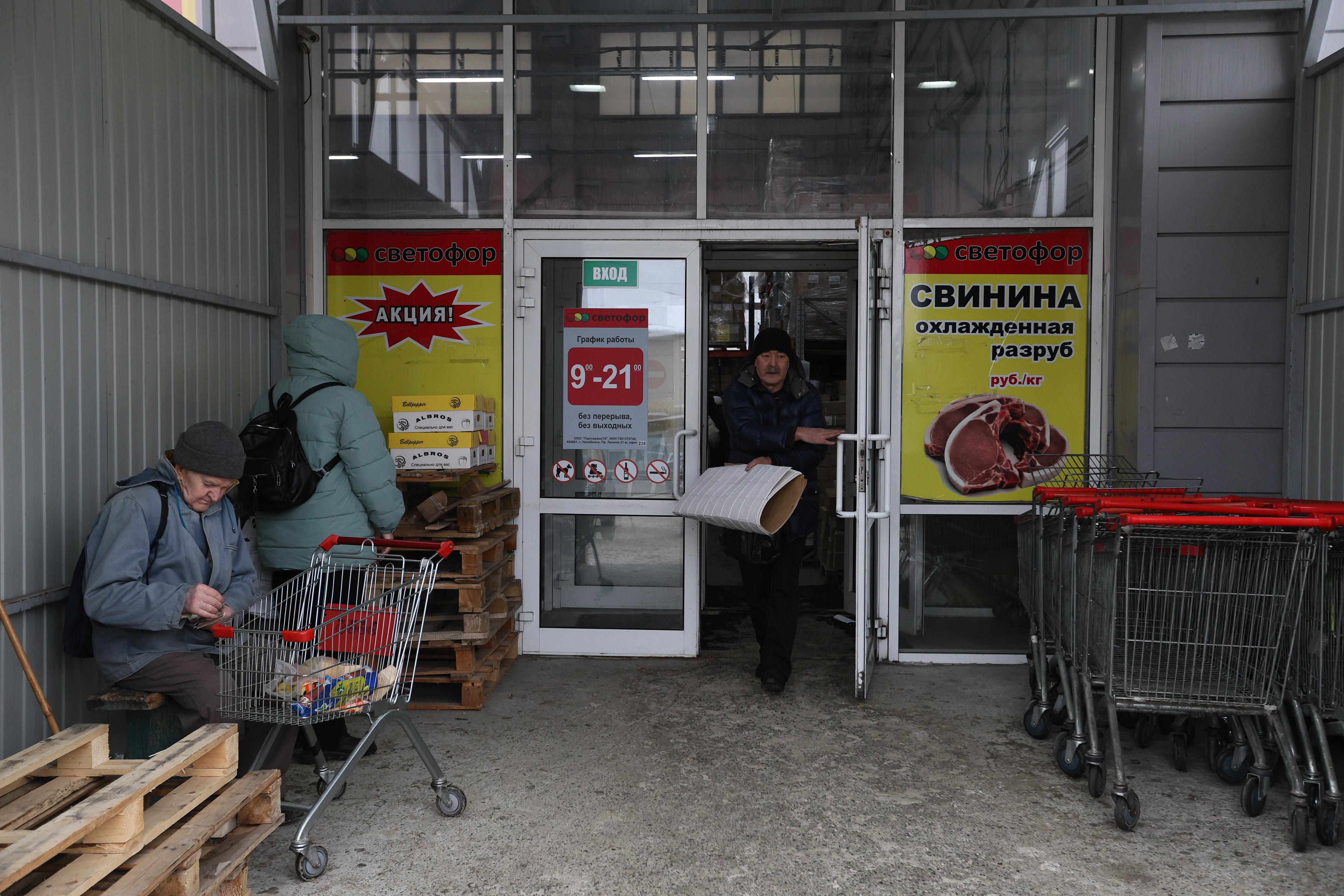 «Изъято 300 тонн небезопасной продукции»: Роспотребнадзор — о проверках сети «Светофор» 