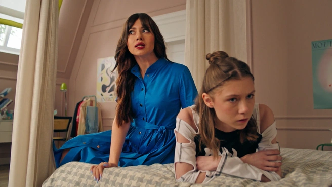 Источник: кадр из сериала «Няня Оксана» (16+), реж. Евгения Абдель-Фаттах / «Пятница!», Premier (2025)
