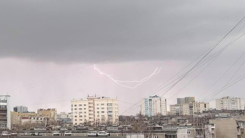 «На улице треш!» В Екатеринбург пришла первая гроза с мощным градом