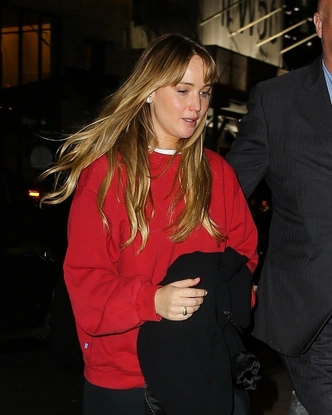 Как правильно добавлять цвет в осенние аутфиты? Знает Дженнифер Лоуренс | marieclaire.ru